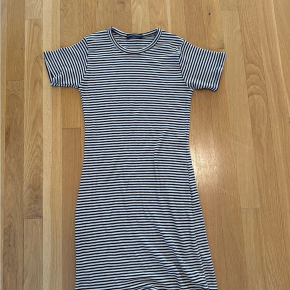 Brandy Melville Throwback OG striped t-dress white + navy stripes one size - Picture 3 of 9